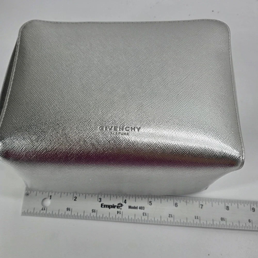Givenchy Parfums Cosmetic Bag Silver Metallic Star Zipper Travel Makeup Cube‎